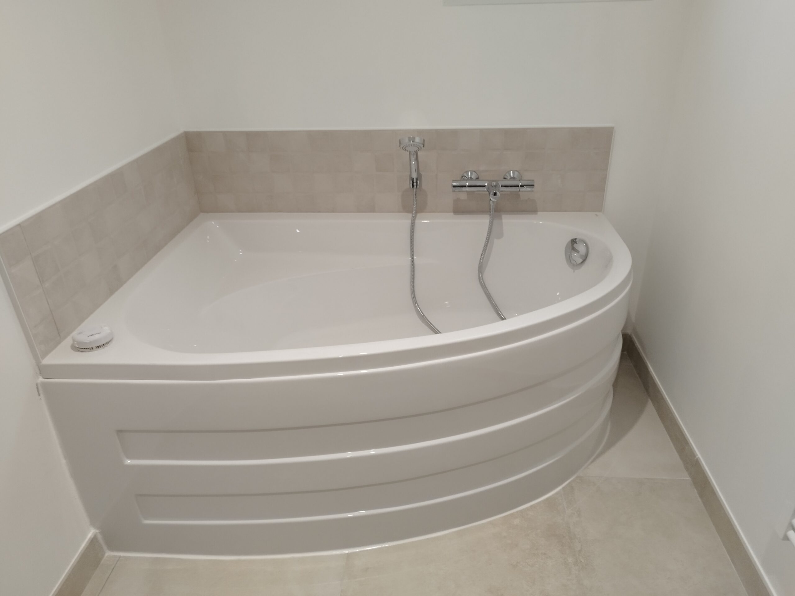 BAIGNOIRE D'ANGLE AVEC TABLIER